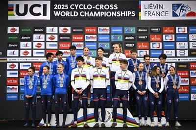 Cyclo-cross Worlds: Great Britain wins mixed team relay