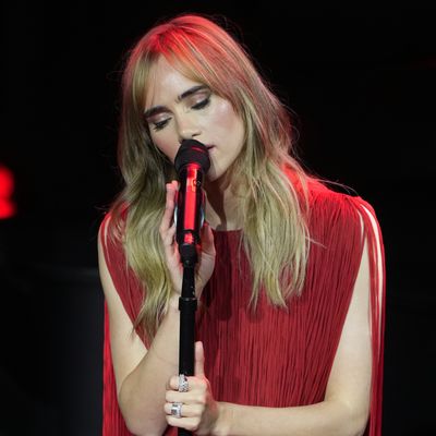 Suki Waterhouse Pushes the Boho-Chic Agenda in a Slinky Red Fringe Shawl Gown