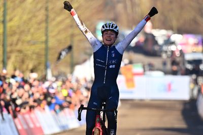 Lise Revol takes home win in thrilling junior women's race at Cyclo-cross World Championships