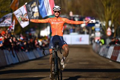 Cyclo-cross World Championships: Tibor Del Grosso takes dominant win to retain U23 men's title