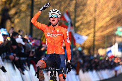 Cyclo-cross World Championships: Three-in-a-row for Fem van Empel after hard-fought victory against Lucinda Brand in elite women's race