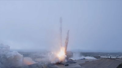 SpaceX launches 22 Starlink satellites to orbit from California (video)