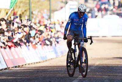 Mattia Agostinacchio wins gripping junior men's race for Italy at Cyclo-cross World Championships