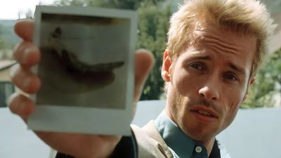 Guy Pearce reveals that he thinks he's "sh*t" in Christopher Nolan's Memento, as he reflects on its 25th anniversary: "I hate what I did"