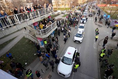 Serbian cabbies rally to bring home Belgrade students fighting against corruption