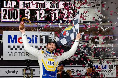 Chase Elliott wins the Clash, holding off Blaney