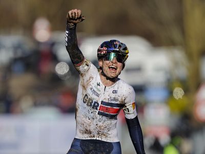 Zoe Bäckstedt survives 'a little bit of panic' to win under-23 cyclo-cross world title