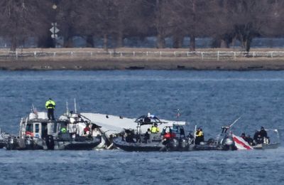 DC plane crash data show conflicting altitude readings from American Airlines jet and military helicopter