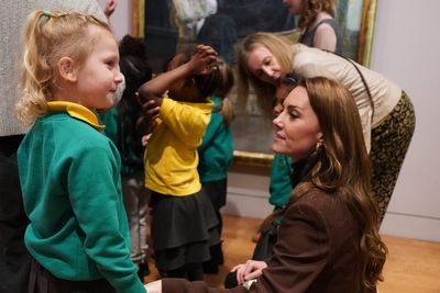 Kate plays surrogate mother on school bus ride to National Portrait Gallery