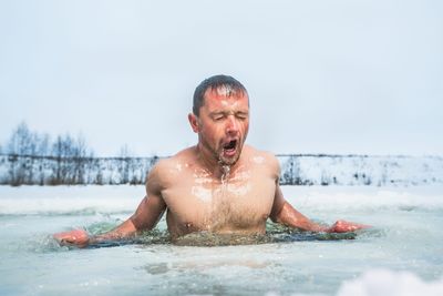 CEOs and celebrities swear by cold plunging. New research calls its benefits into question