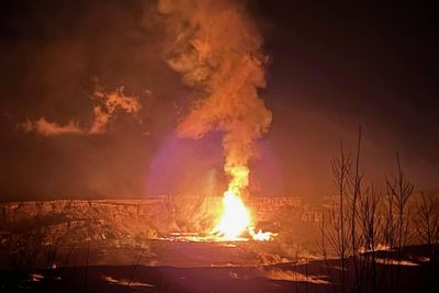 Gigantic lava fountains more than 250 feet high return to Hawaii volcano