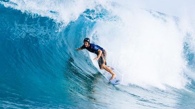 Wait for waves rolls on at Hawaii's Pipe Pro