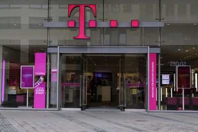 Do Wall Street Analysts Like T-Mobile US Stock?