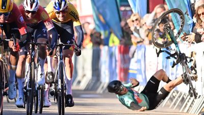 Unexplained tubeless tyre blowout causes heavy crash in sprint finish at Étoile de Bessèges