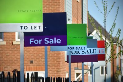 Average UK house price hit new record high of almost £300,000 in January