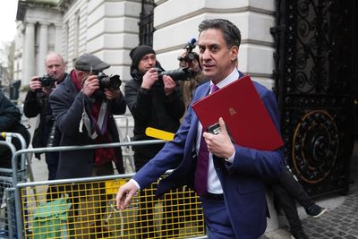 Miliband vows to consider support for Acorn project to help Grangemouth workers