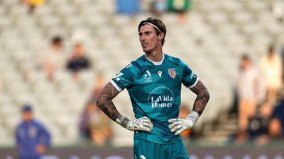 Sail goalkeeping howler gifts Mariners draw with Glory