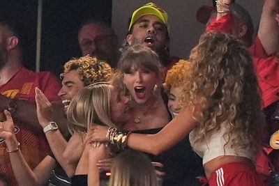 Who will Taylor Swift be taking with her to cheer on Travis Kelce at the 2025 Super Bowl?