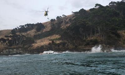 Crew on boat that hit rocks off Tasmanian coast rescued by swimming police officer