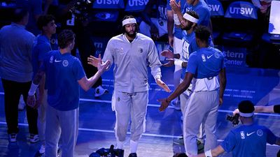 Anthony Davis Gets Warm Reception From Mavericks Fans Ahead of First Game in Dallas