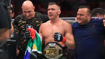 Du Plessis breaks Strickland's nose in UFC beat-down