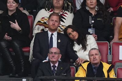 Harry photobombs selfie with Meghan and Nelly Furtado at Invictus Games ceremony