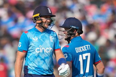 Ben Duckett and Joe Root lead England to 304 in must-win second ODI with India