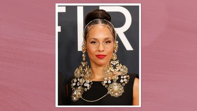 Alicia Keys just demonstrated the perfect bold lip minimalist makeup look to impress at your next big occasion