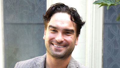 Johnny Galecki breaks the rules in his living room by pairing ‘two colors that should never be seen together’ – this adage has never been further from the truth