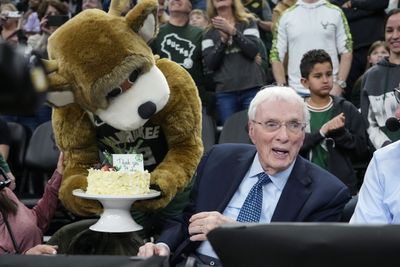 Hubie Brown got one last emotional sendoff from Mike Breen before signing off for the last time