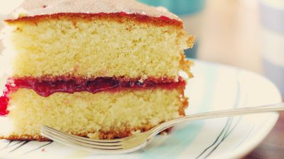 I made deliciously fluffy cake in an air fryer, and these 7 tricks will help you do the same in 15 minutes