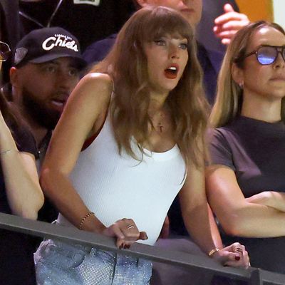 Taylor Swift's Stress Is Palpable in Pics from the First Half of Super Bowl 2025