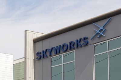 Are Wall Street Analysts Predicting Skyworks Solutions Stock Will Climb or Sink?