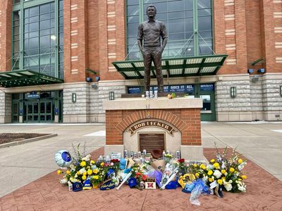 Brewers unveil patch they will wear on their uniforms to honor Bob Uecker