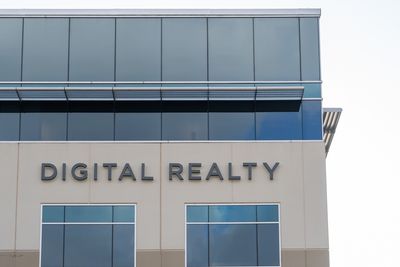 Digital Realty Trust Stock Outlook: Is Wall Street Bullish or Bearish?