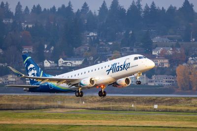 Alaska Airlines flight attendant restrains screaming passenger who latched onto woman’s hair