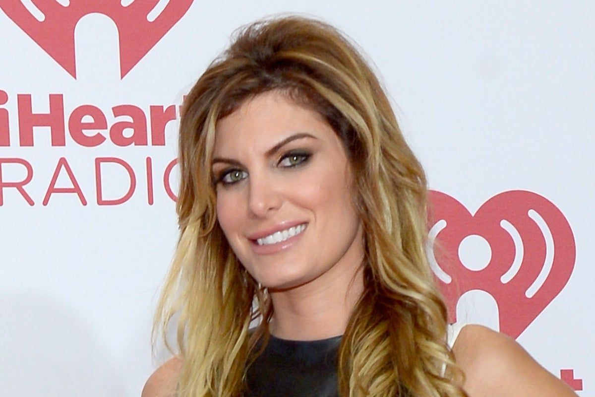 Vince Neil’s girlfriend survives horror plane crash in…