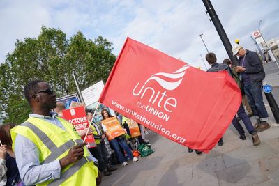 Support staff at university call for strike action over proposed pension changes