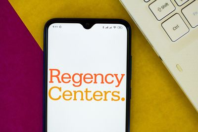 Are Wall Street Analysts Predicting Regency Centers Stock Will Climb or Sink?