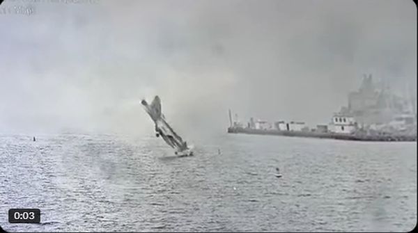 Up-Close Video Shows Moment U.S Navy Fighter Jet Crashes In San Diego Bay