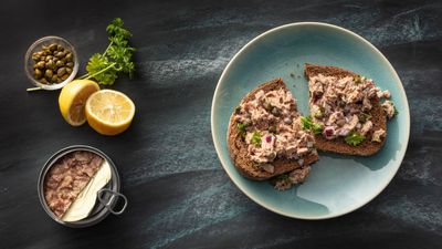 This zesty lemon dill tuna salad has 36g of protein per serving