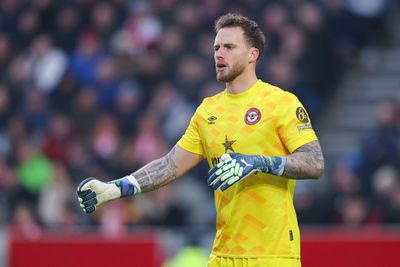 Is Mark Flekken injured this weekend? Premier League injury update on Brentford goalkeeper