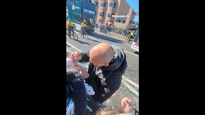 Eagles Linebacker Gleefully Signs Baby During Super Bowl Parade