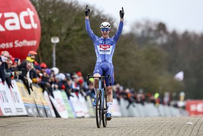 Exact Cross Sint-Niklaas: Niels Vandeputte dominates elite men's contest from start to finish