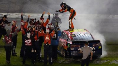 William Bryon survives late wrecks to win 2nd straight Daytona 500