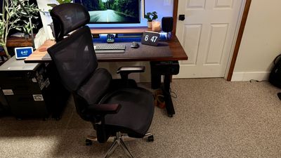 I reviewed this high-performance office chair and it's not just comfortable, it's especially good for bigger and taller users