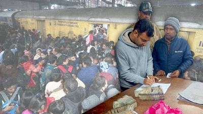 चट हादसा, पट मुआवज़ा: रेलवे को नकद मुआवज़ा बांटने की जल्दबाजी क्यों