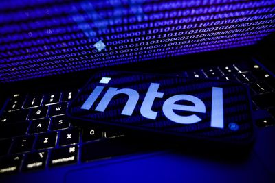 Analyst reworks Intel stock price target amid new spinoff reports