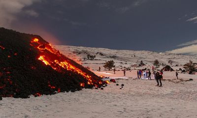 Thousands of tourists flock to see Etna eruption, blocking rescue services