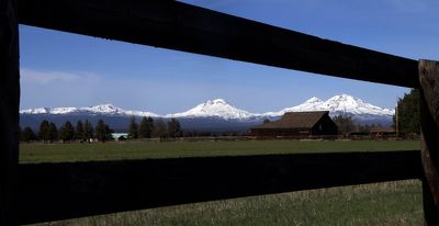 2 people killed in Oregon avalanche near a snowmobile trail, authorities say